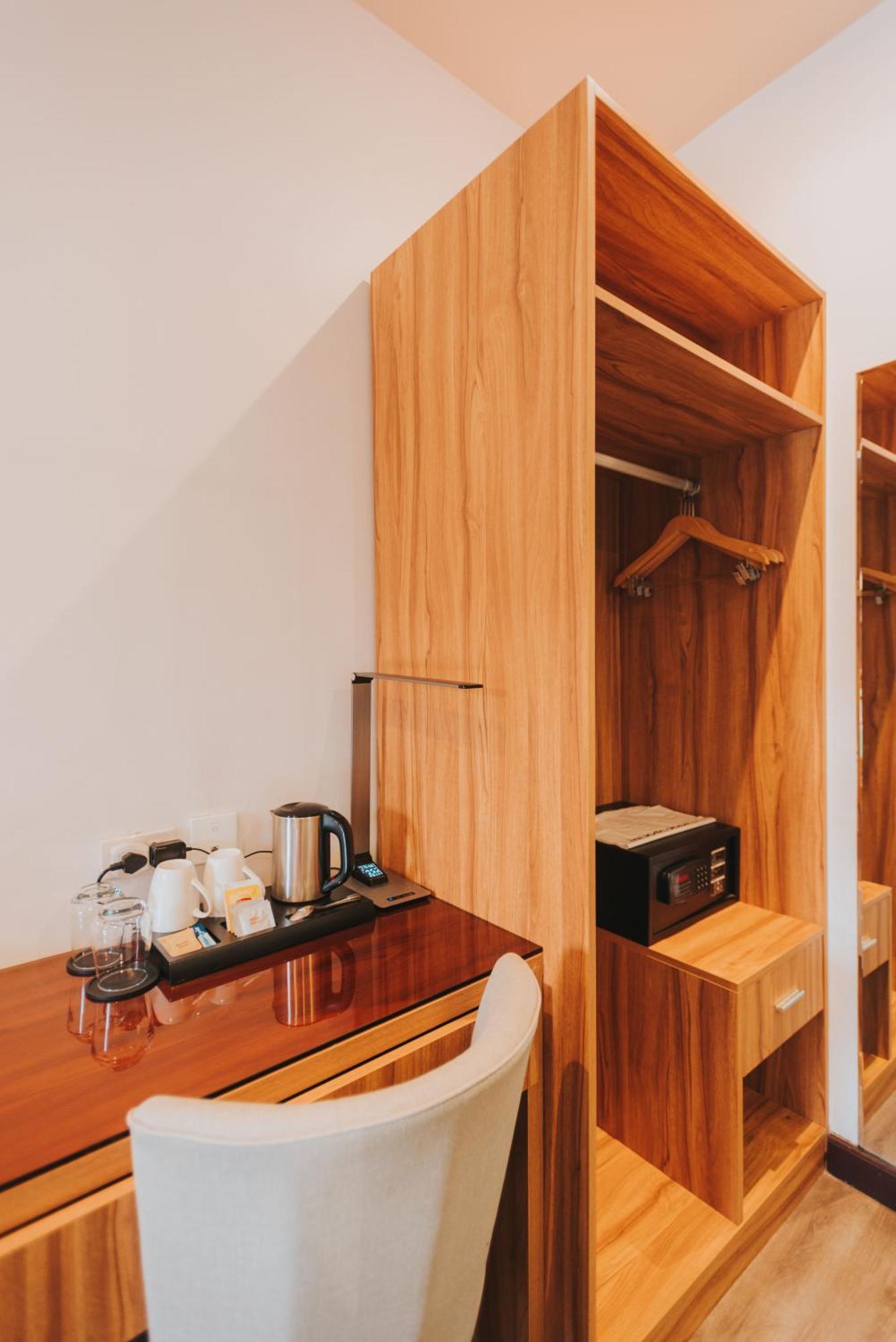 Surestay Plus Hotel By Best Western Ac Luxe Angeles City Экстерьер фото